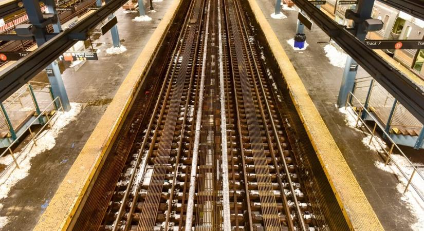 Súlyos támadás ért egy nőt a metróban- hátulról ment neki a támadója