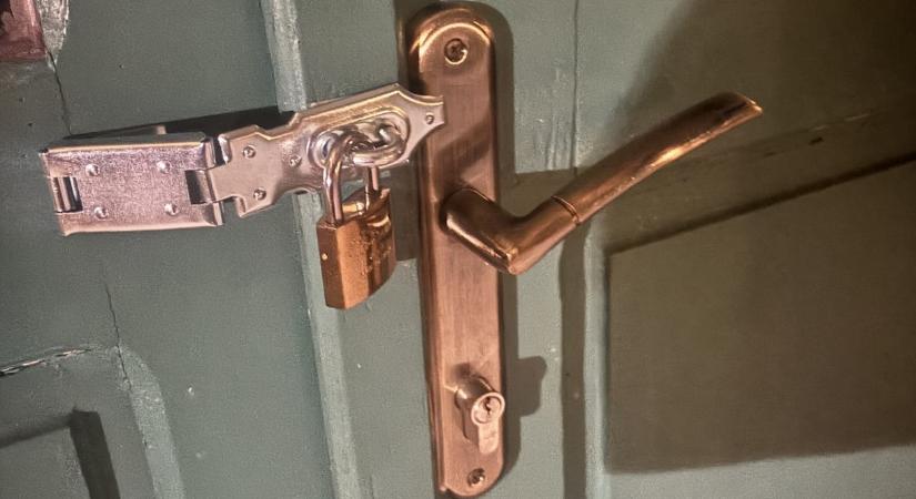 Lelakatolták a képviselők a polgármesteri hivatalt Zebegényben, kizárták a település vezetőjét