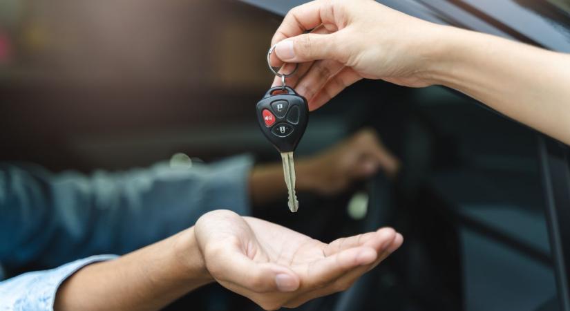 Hétfőtől brutálisan kedvező árról indul a licit erre a luxusjárgányra a NAV árverésén