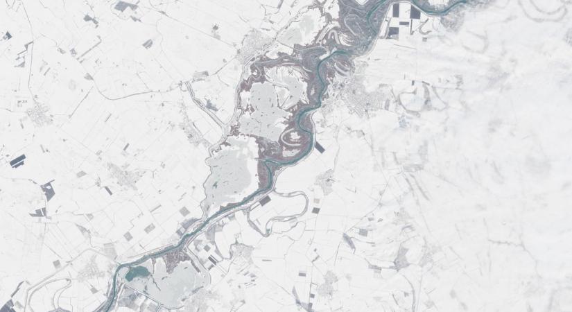 A jeges Tisza csak egy türkizkék fonal az űrből