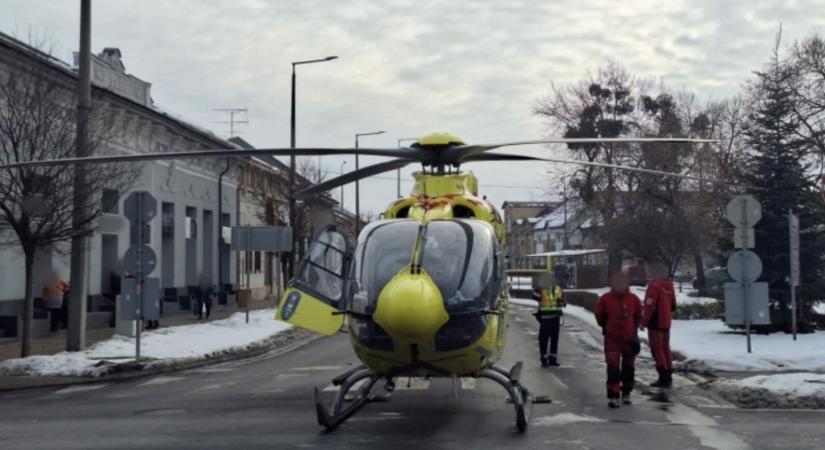 Eszméletlen kisfiúhoz érkező mentőhelikopter szenvedett balesetet Nyírbátorban