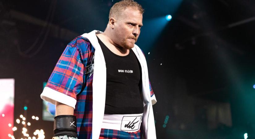 „Nyilvánosan, vezetőszáron, cipőfűző és öv nélkül vittek ide-oda” – letartóztatták a Keresztanyu színészét