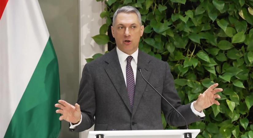 Lázár János szerint pornó árad a Tiszából