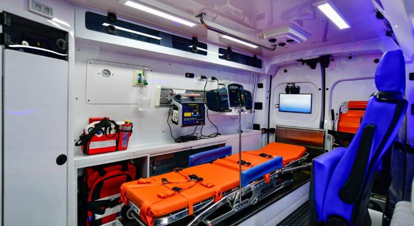 Lángoló autóból húzott ki egy postást a rendőr – kevésen múlt a tragédia