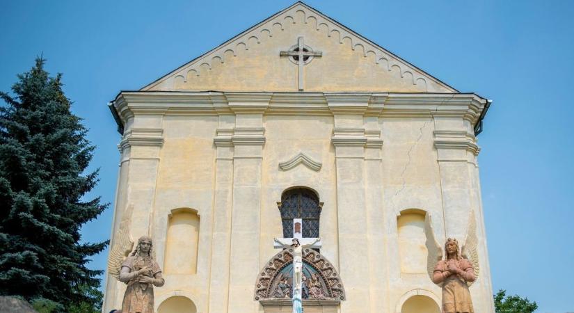 Megkezdődött az életveszélyes templom felújítása