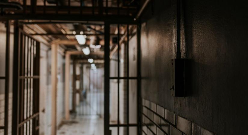 Évtizedek óta élt egy nyugdíjas férfi egy ablaktalan pincében – rendőrségi vizsgálat indult