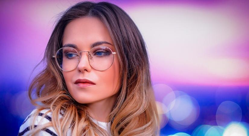 Ebből a 3 jelből tudhatod, hogy valaki titokban irigy rád – a testbeszéd nem hazudik!