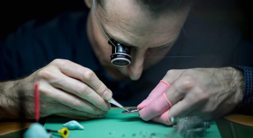 Ez volt a MÁV egyes számú főórája – egy zuglói mellékutcából a svájci órások elitjébe