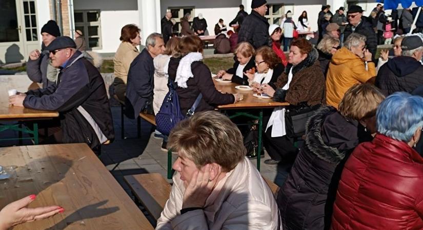 Kolbásztöltés a kúriában