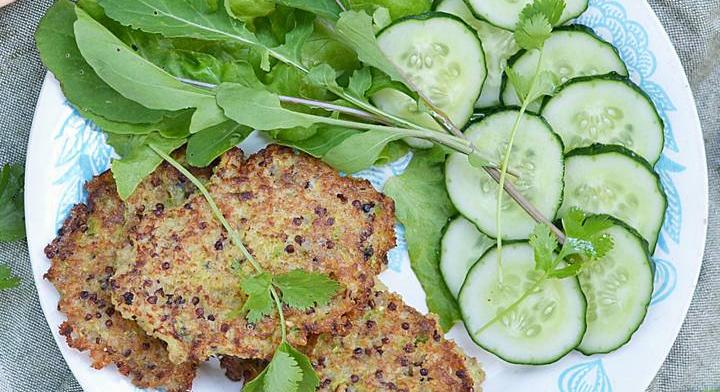 Ropogós quinoapogácsa 20 perc alatt: fehérjepótlás házilag