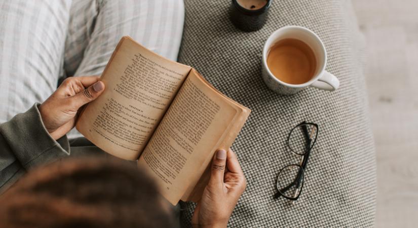 Sötét erdők, átkok és mágia: Keri Lake könyvei januárra