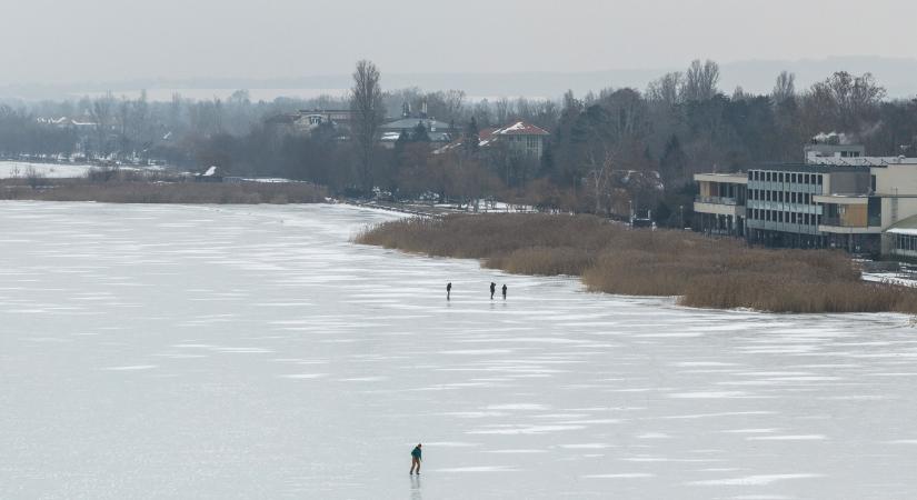 Több ember alatt is beszakadt a jég a Balatonon, egy kutyát nem sikerült élve kimenteni Fenyvesnél