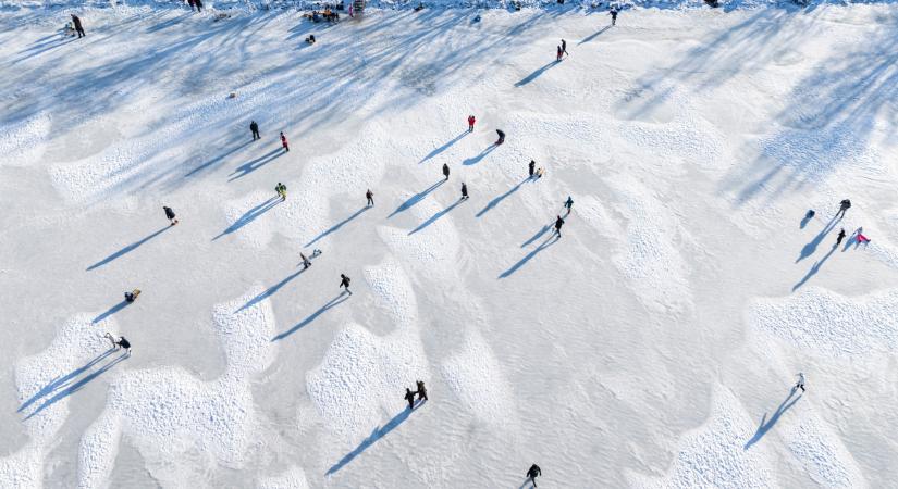 Életveszélyessé vált a Balaton jege, többször is riasztani kellett a tűzoltókat