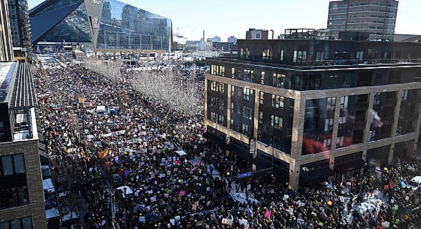Őrült mínuszokban forrong Minneapolis, már egy ötévest is letartóztattak