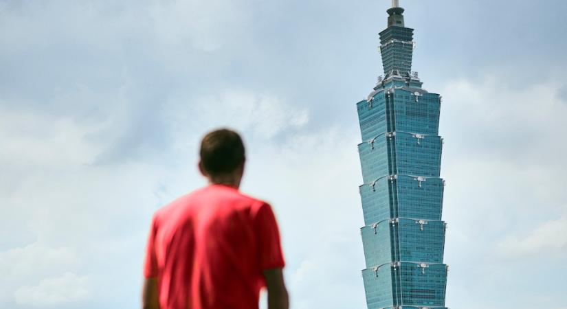 Már holnap a Netflixen: Élőben, kötél nélkül mássza meg az 563 méter magas Taipei 101-et Alex Honnold!