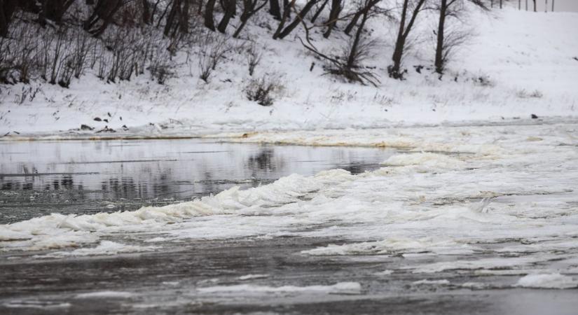 Kétségbeesve kapaszkodott a jégbe: a befagyott Zagya közepén mentettek életet a tűzoltók