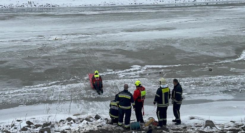 Drámai mentőakció zajlott a jeges Tiszán, speciális eszközöket is bevetettek a tűzoltók – galériával