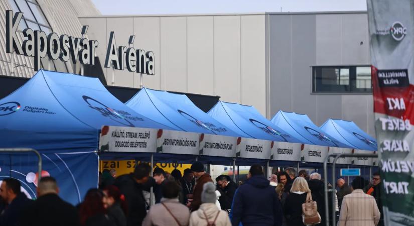 Hamarosan kezdődik a Háborúellenes Gyűlés, így áramlik a tömeg