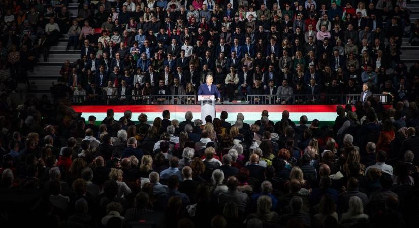 Hamarosan Orbán Viktor is színpadra lép a kaposvári Háborúellenes Gyűlésen