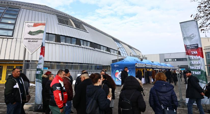 Háborúellenes Gyűlés: fotókon, ahogy gyűlik a tömeg