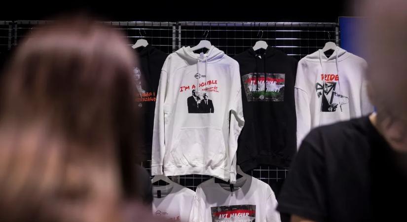 Orbán Viktor Kaposvárról posztolt, ilyen a hangulat a Háborúellenes Gyűlésen