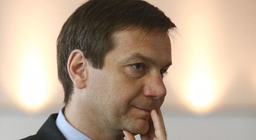 Magyar Péter bemutatta legújabb igazolását, aki szintén Bajnai Gordonhoz köthető