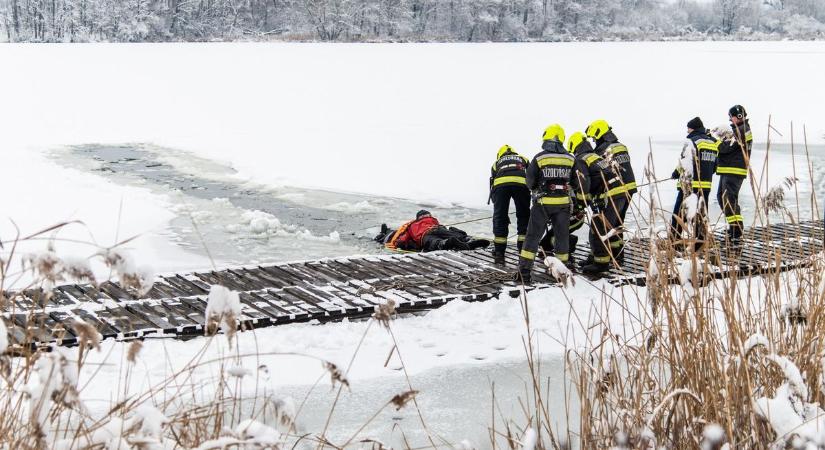 Olvad a természetes vizek jege, tűzoltók mentettek korcsolyázókat és kutyákat – videó