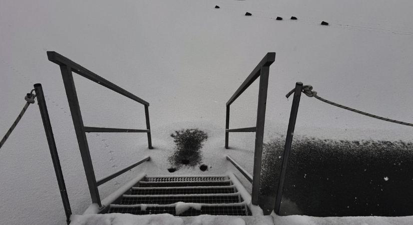 Több ember alatt is beszakadt a jég a Balatonon - Egy kutya elpusztult