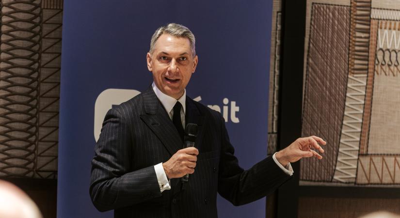 Csipkejózsikázással meg libsizéssel reagált Lázár a cigányozása miatti kritikákra