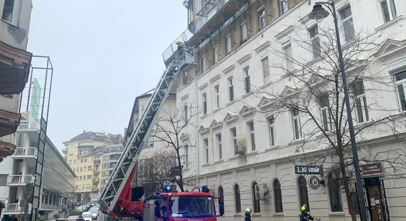 Daruval vonultak ki a tűzoltók a Mammut melletti házhoz, ahol tavaly egy óriási üvegtábla zuhant az utcára
