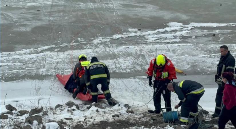 Különleges mentőakció zajlott a jeges Tiszán, perceken múlt az áldozat élete – képgaléria