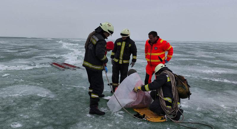 Életveszélyes mentések a Balaton jegéről