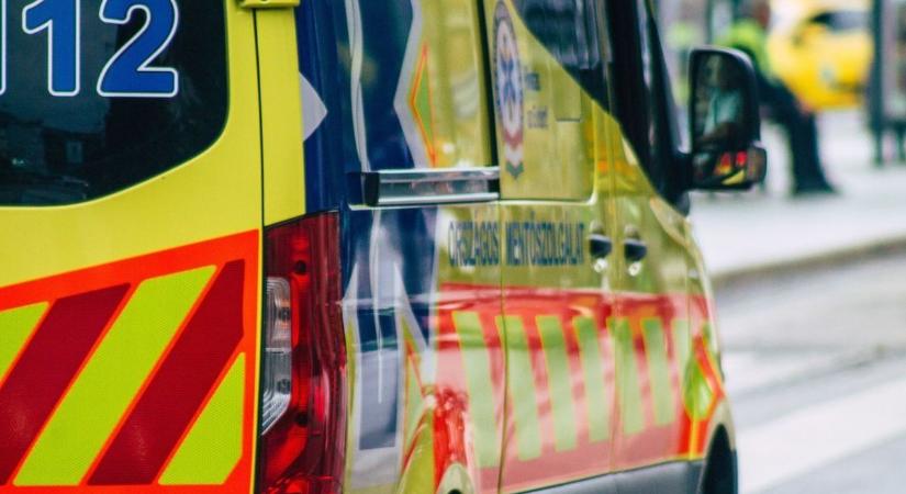 Két autó karambolozott Gyöngyösön, mentő érkezett a helyszínre