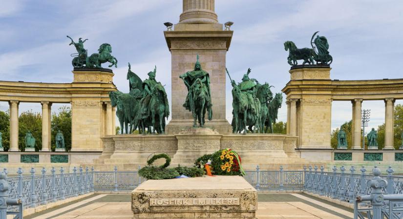 Nincs a helyén a Hősök tere egyik szobra, más városba vitték, iszonyat hogy miért pont azt választották, majd cserélték ki egy másikkal a történelem sűrűjében