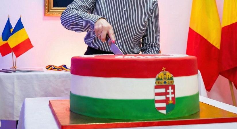 Kést ragadott egy román parlamenti képviselő: egy síró Orbán-kép előtt szeletelte fel a magyar nemzeti színű tortát