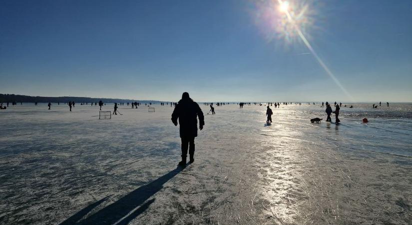 Olvad a Balaton jege, életveszélyes rámenni: ezen a négy helyen lehet még korcsolyázni