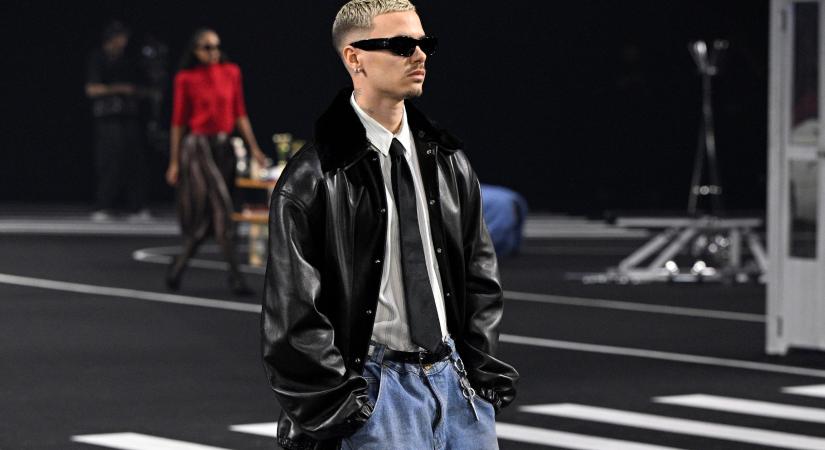 A családi botrány ellenére Romeo Beckham a párizsi divathét egyik legmenőbb arca lett