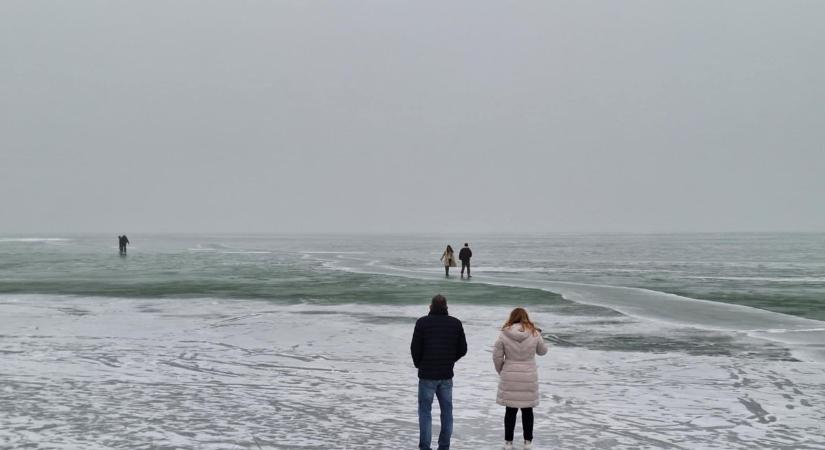 Veszélyes a Balaton jege, több embert is menteni kellett!