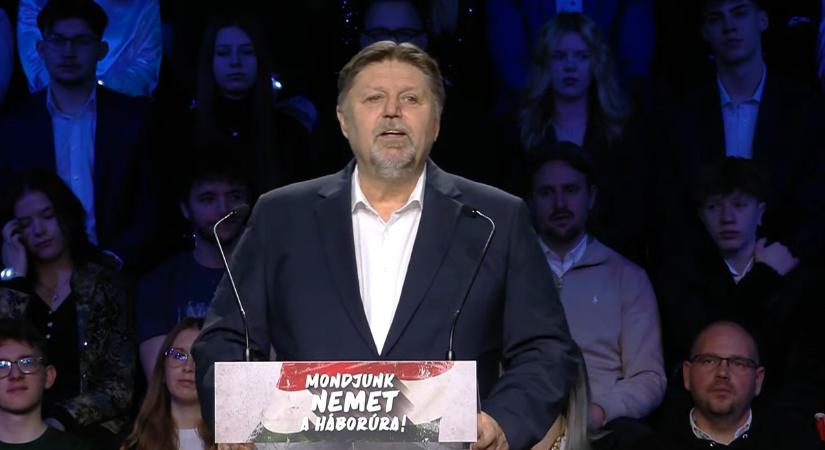 Gelencsér Attila a fiatalokhoz szólt a Háborúellenes Gyűlésen