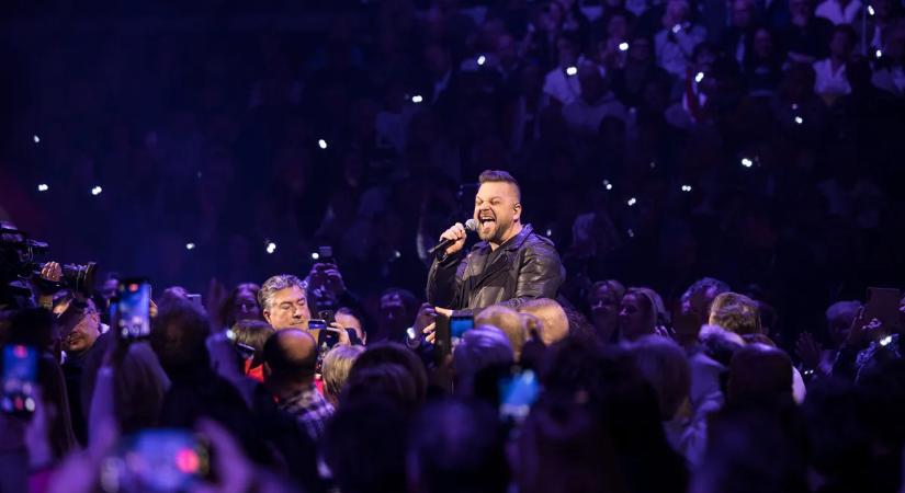 Gudics Máté parádés produkcióval tarolt a Háborúellenes Gyűlés színpadán