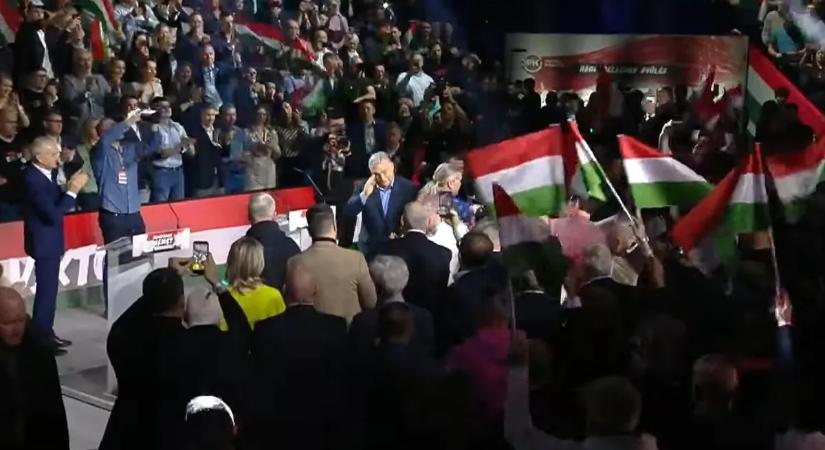 Szétszedte a közönség Orbán Viktort Kaposváron: zúg a "Viktor, Viktor"