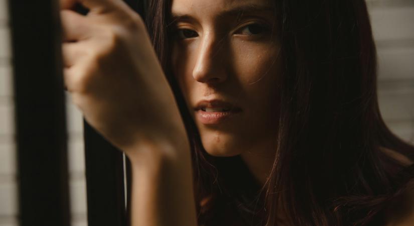 „Én vagyok a férjem, a tinédzser fiam és a tízéves kislányom bokszzsákja.” – Érzelmi terhek, amiket az anyák cipelnek