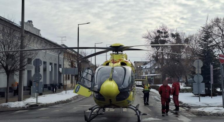 Helyszíni fotókon az eszméletlen nyírbátori kisfiúhoz siető mentőhelikopter balesete