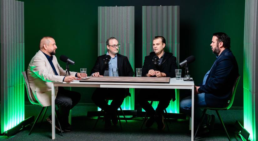 Szabadsajtó Klub: Lázár János WC-keféket osztogat