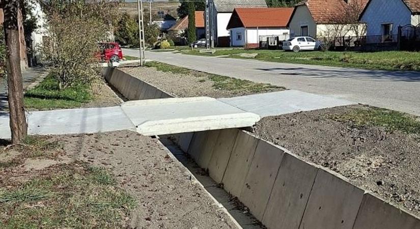 Megújult az árok Sárisápon, vége a villámárvizeknek - Vízibusz is járt az alsósoknál