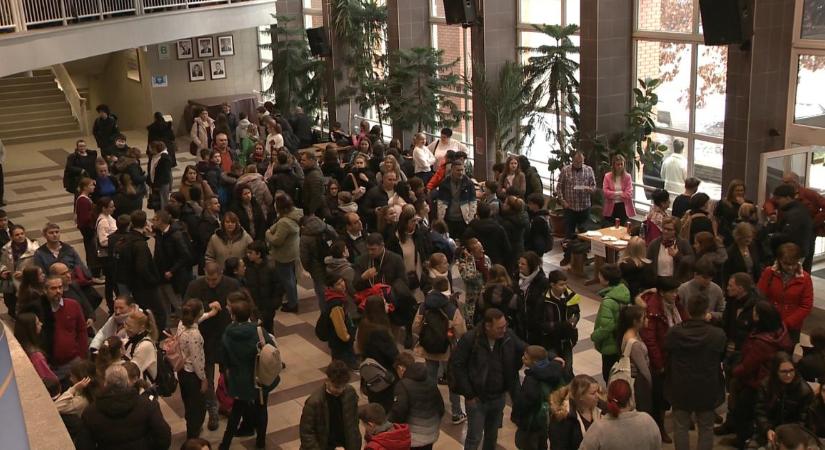 Kikerültek a feladatsorok és megoldások, Debrecenben is a szülők izgultak legjobban a szombati felvételin