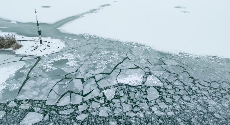 „Hallotta a csont reccsenését” – beszakadt a jég egy nő alatt a Balatonon, létrával mentették a tűzoltók