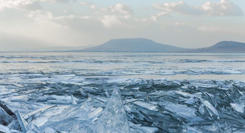 Enyhül az idő, olvad a jég, a Balatonon négy helyen szabad csak korcsolyázni, a többi életveszélyes