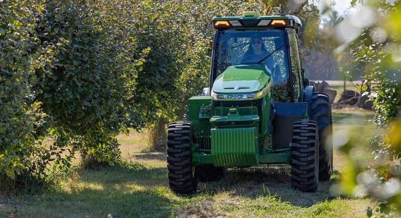 Csúnyácska traktort leplezett le a John Deere, de a lényeg a burkolat alatt van