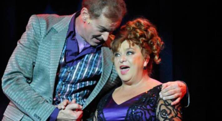 Oszvald Marikát nem engedték be a fellépésére, ezárt a színház ajtaján dörömbölt